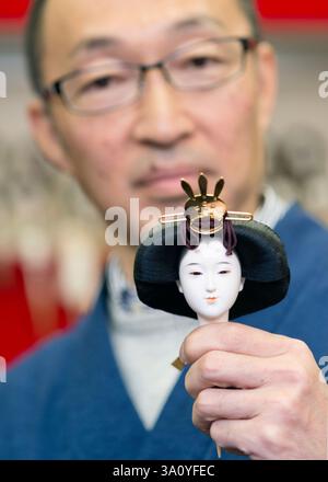 Hiroshi Omamiuda détient les têtes de deux poupées Iwatsuki ningyo créées par son entreprise Taisei Ningyo à Iwatsuki, préfecture de Saitama, Japon Banque D'Images