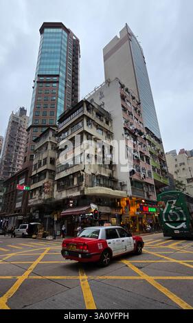 Les vieux bâtiments étant remplacés par des bâtiments modernes de grande hauteur sur la rue Shanghai à Mong Kok, Kowloon, Hong Kong. Banque D'Images