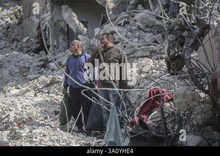 Tulkarm, Palestine. 05 mars 2025. Les Palestiniens déplacés récupèrent leurs biens après que les forces israéliennes eurent détruit leurs maisons au cours d'une opération militaire dans le camp de réfugiés de Nur Shams, à l'est de la ville de Tulkarem, en Cisjordanie. Une source palestinienne a déclaré qu'environ 20 000 résidents palestiniens étaient partis après que les forces israéliennes eurent détruit leurs maisons. Crédit : SOPA images Limited/Alamy Live News Banque D'Images