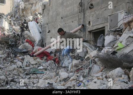 Tulkarm, Palestine. 05 mars 2025. Les Palestiniens déplacés récupèrent leurs biens après que les forces israéliennes eurent détruit leurs maisons au cours d'une opération militaire dans le camp de réfugiés de Nur Shams, à l'est de la ville de Tulkarem, en Cisjordanie. Une source palestinienne a déclaré qu'environ 20 000 résidents palestiniens étaient partis après que les forces israéliennes eurent détruit leurs maisons. Crédit : SOPA images Limited/Alamy Live News Banque D'Images