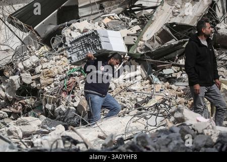Tulkarm, Palestine. 05 mars 2025. Les Palestiniens déplacés récupèrent leurs biens après que les forces israéliennes eurent détruit leurs maisons au cours d'une opération militaire dans le camp de réfugiés de Nur Shams, à l'est de la ville de Tulkarem, en Cisjordanie. Une source palestinienne a déclaré qu'environ 20 000 résidents palestiniens étaient partis après que les forces israéliennes eurent détruit leurs maisons. Crédit : SOPA images Limited/Alamy Live News Banque D'Images