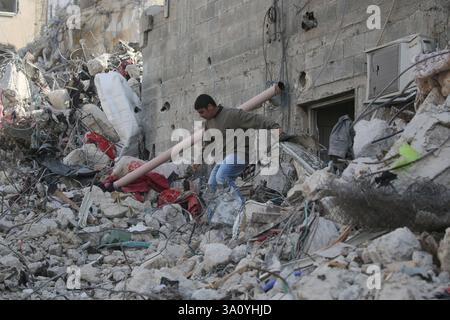Tulkarm, Palestine. 05 mars 2025. Les Palestiniens déplacés récupèrent leurs biens après que les forces israéliennes eurent détruit leurs maisons au cours d'une opération militaire dans le camp de réfugiés de Nur Shams, à l'est de la ville de Tulkarem, en Cisjordanie. Une source palestinienne a déclaré qu'environ 20 000 résidents palestiniens étaient partis après que les forces israéliennes eurent détruit leurs maisons. (Photo de Nasser Ishtayeh/SOPA images/Sipa USA) crédit : Sipa USA/Alamy Live News Banque D'Images