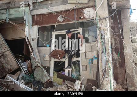 Tulkarm, Palestine. 05 mars 2025. Les Palestiniens déplacés récupèrent leurs biens après que les forces israéliennes eurent détruit leurs maisons au cours d'une opération militaire dans le camp de réfugiés de Nur Shams, à l'est de la ville de Tulkarem, en Cisjordanie. Une source palestinienne a déclaré qu'environ 20 000 résidents palestiniens étaient partis après que les forces israéliennes eurent détruit leurs maisons. (Photo de Nasser Ishtayeh/SOPA images/Sipa USA) crédit : Sipa USA/Alamy Live News Banque D'Images