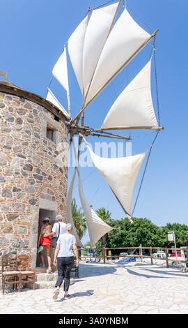 Kos Grèce - août 25 2024 ; touristes marchant dans le moulin à vent pour voir le fonctionnement de l'île historique Banque D'Images