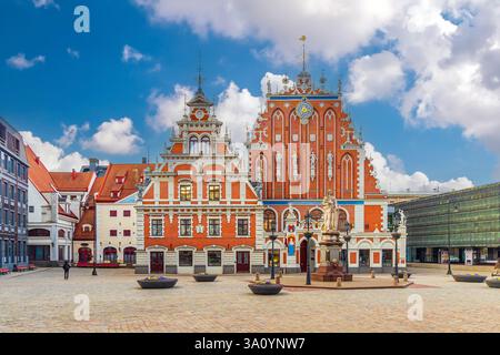 Place de l’Hôtel de ville avec Maison des Blackheads et église Saint-Pierre dans la vieille ville de Riga, la capitale de la Lettonie Banque D'Images