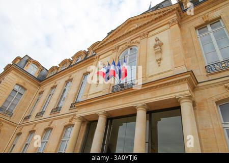 Façade principale du Palais de l'Élysée alias Hôtel d'Evreux, résidence officielle du Président de la République française, vue depuis sa cour d'honneur Banque D'Images