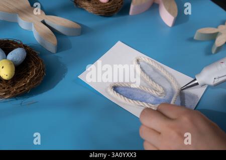Peinture lapin DE PÂQUES préparation durable processus de bricolage de fabrication de cartes de voeux faites à la main. Activité étape par étape pour les enfants. Passe-temps inclusif et responsable de vacances de soulagement du stress. Célébration consciente Banque D'Images