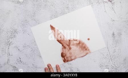 Peinture lapin DE PÂQUES préparation durable processus de bricolage de fabrication de cartes de voeux faites à la main. Activité étape par étape pour les enfants. Passe-temps inclusif et responsable de vacances de soulagement du stress. Célébration consciente Banque D'Images