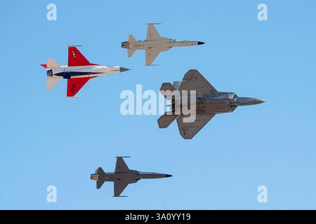 1 mars 2025 - Davis-Monthan AFB, Arizona, États-Unis - Un avion F-22 Raptor de l'US Air Force, un avion F-16 Fighting Falcon et un avion Northrop F-5 effectuent un vol de formation pendant le cours de formation au vol Heritage à la base aérienne Davis-Monthan, Arizona, Mar. 1, 2025. La Air Force Heritage Flight Foundation célèbre l'histoire de la puissance aérienne des États-Unis en offrant de 50 à 70 démonstrations annuelles de Heritage Flight dans le monde entier. (Crédit image : © Samantha Melecio/U.S. Air Force/ZUMA Press Wire) À USAGE ÉDITORIAL EXCLUSIF ! Non destiné à UN USAGE commercial ! Banque D'Images