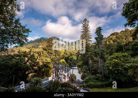 Les jardins enchanteurs de Quinta da Regaleira avec les collines de Sintra - Sintra, Portugal Banque D'Images