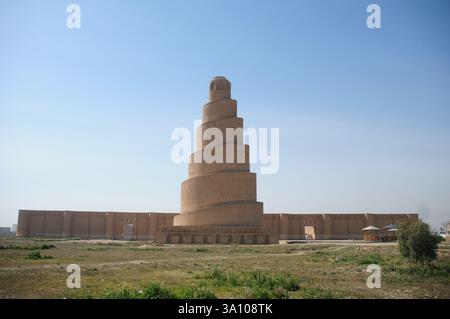 Samarra. 3 mars 2025. Cette photo prise le 3 mars 2025 montre le minaret en spirale de la Grande Mosquée de Samarra, province de Salahuddin, Irak. La ville archéologique de Samarra, située à environ 130 km au nord de la capitale irakienne Bagdad, contient les vestiges d'une ville islamique emblématique qui a servi pendant la majeure partie du IXe siècle de capitale de l'Empire abbasside, et qui est sur la liste du patrimoine mondial en péril de l'UNESCO depuis 2007. Crédit : Duan Minfu/Xinhua/Alamy Live News Banque D'Images