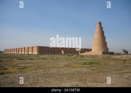 Samarra. 3 mars 2025. Cette photo prise le 3 mars 2025 montre le minaret en spirale de la Grande Mosquée de Samarra, province de Salahuddin, Irak. La ville archéologique de Samarra, située à environ 130 km au nord de la capitale irakienne Bagdad, contient les vestiges d'une ville islamique emblématique qui a servi pendant la majeure partie du IXe siècle de capitale de l'Empire abbasside, et qui est sur la liste du patrimoine mondial en péril de l'UNESCO depuis 2007. Crédit : Duan Minfu/Xinhua/Alamy Live News Banque D'Images