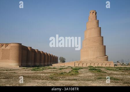 Samarra. 3 mars 2025. Cette photo prise le 3 mars 2025 montre le minaret en spirale de la Grande Mosquée de Samarra, province de Salahuddin, Irak. La ville archéologique de Samarra, située à environ 130 km au nord de la capitale irakienne Bagdad, contient les vestiges d'une ville islamique emblématique qui a servi pendant la majeure partie du IXe siècle de capitale de l'Empire abbasside, et qui est sur la liste du patrimoine mondial en péril de l'UNESCO depuis 2007. Crédit : Duan Minfu/Xinhua/Alamy Live News Banque D'Images