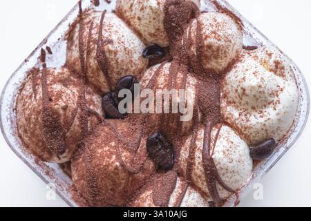 Tradition italienne dessert en couches tiramisu avec crème de mascarpone. Savoureux gâteau tiramisu dans un bol en verre vue de dessus. Portion de dessert tiramisu classique dans Banque D'Images