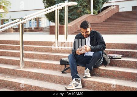 Beau étudiant indien est à l'extérieur. Banque D'Images