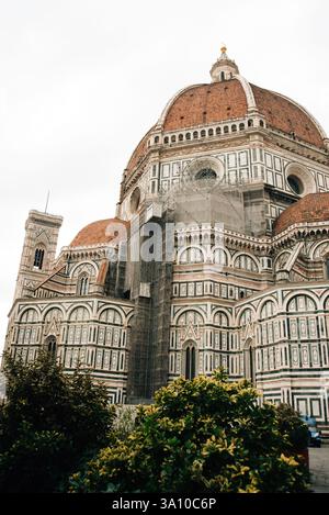 Vue rapprochée de la cathédrale de Florence (Santa Maria del Fiore) avec sa façade en marbre détaillée. Photo de haute qualité Banque D'Images