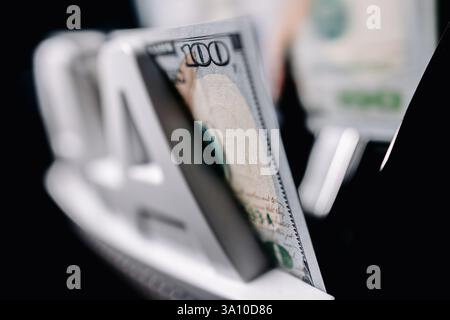 Les billets de banque à texture macro ont photographié de près 100 billets de dollars américains. Billets de banque en espèces. Texture du visage Franklin, vue macro en espèces USD. Banque D'Images