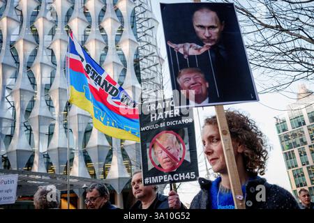 Des membres de la communauté ukrainienne britannique protestent devant l'ambassade américaine de Londres contre le traitement réservé par le président américain Donald Trump au président ukrainien Volodymyr Zelensky par la Maison Blanche et la décision de Trump de mettre fin au soutien militaire et au renseignement des forces ukrainiennes dans leur guerre avec la Russie, le 5 mars 2025, à Londres, en Angleterre. Banque D'Images