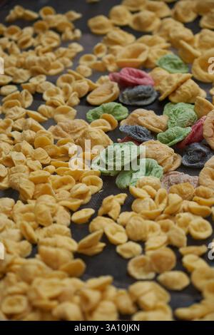 Une image de gros plan des pâtes d'orecchiette, montrant les couleurs et les textures vibrantes du plat Banque D'Images
