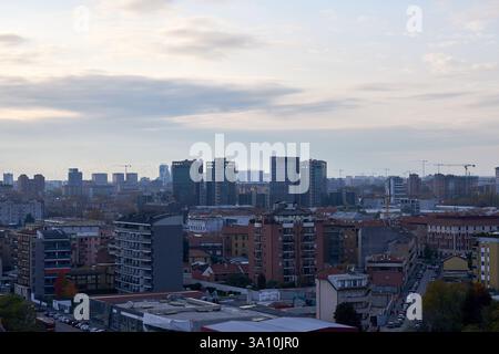 Vue aérienne large de la ville de Milan avec les gratte-ciel Porta Nuova et le quartier CityLife au coucher du soleil, Milan, Lombardie, Italie. Banque D'Images