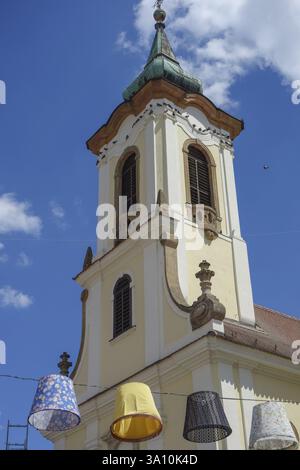 Tour d'église baroque sous un ciel bleu, abat-jour coloré accroché devant lui, szentendere, danube, hongrie Banque D'Images