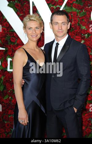 Claire Danes et Hugh Dancy arrivant à la 70e cérémonie annuelle des Tony Awards au Beacon Theatre le 12 juin 2016 à New York Banque D'Images