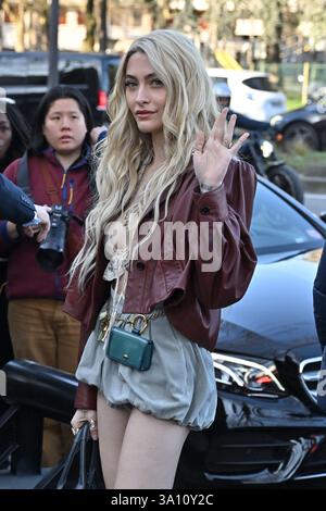 Paris, France. 06 mars 2025. Paris Jackson arrive au défilé Chloe pendant la semaine de la mode à Paris, France le 6 mars 2025. Photo de Julien Reynaud/APS-médias/ABACAPRESS. COM Credit : Abaca Press/Alamy Live News Banque D'Images