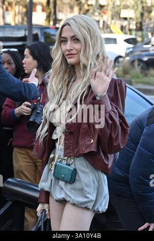 Paris, France. 06 mars 2025. Paris Jackson arrive au défilé Chloe pendant la semaine de la mode à Paris, France le 6 mars 2025. Photo de Julien Reynaud/APS-médias/ABACAPRESS. COM Credit : Abaca Press/Alamy Live News Banque D'Images