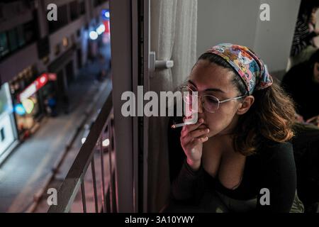 Izmir, Turquie. 05 mars 2025. On voit une femme fumer. Des femmes féministes ont organisé un atelier de bannières quelques jours avant le 8 mars, Journée internationale de la femme. Le 8 mars, ils préparent des banderoles pour la Marche nocturne féministe. Crédit : SOPA images Limited/Alamy Live News Banque D'Images