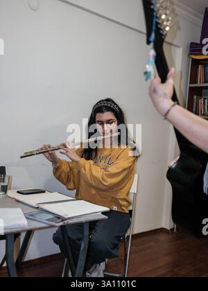 Izmir, Turquie. 05 mars 2025. On voit des femmes faire de la musique. Des femmes féministes ont organisé un atelier de bannières quelques jours avant le 8 mars, Journée internationale de la femme. Le 8 mars, ils préparent des banderoles pour la Marche nocturne féministe. Crédit : SOPA images Limited/Alamy Live News Banque D'Images