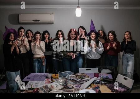 Izmir, Turquie. 05 mars 2025. Les femmes se motivent mutuellement en applaudissant. Des femmes féministes ont organisé un atelier de bannières quelques jours avant le 8 mars, Journée internationale de la femme. Le 8 mars, ils préparent des banderoles pour la Marche nocturne féministe. (Photo de Murat Kocabas/SOPA images/Sipa USA) crédit : Sipa USA/Alamy Live News Banque D'Images