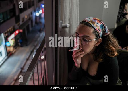 Izmir, Turquie. 05 mars 2025. On voit une femme fumer. Des femmes féministes ont organisé un atelier de bannières quelques jours avant le 8 mars, Journée internationale de la femme. Le 8 mars, ils préparent des banderoles pour la Marche nocturne féministe. (Photo de Murat Kocabas/SOPA images/Sipa USA) crédit : Sipa USA/Alamy Live News Banque D'Images