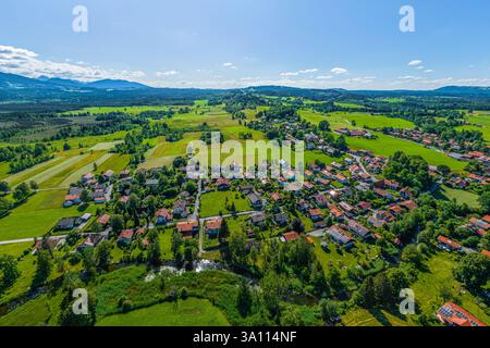 Journée d'été ensoleillée dans les contreforts alpins de haute Bavière près d'Uffing sur Staffelsee Banque D'Images