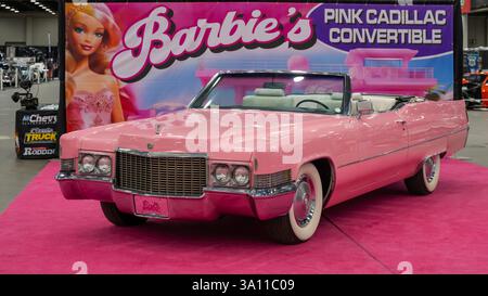 DETROIT, mi/USA - 28 février 2025 : Barbie poupée thème 1970 rose Cadillac cabriolet voiture, à Detroit AutoRama. Banque D'Images