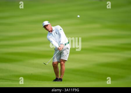 Bangkok, Thaïlande. 01 mars 2025. Gianfranco Zola a vu de l'action lors de son match de fourballs le premier jour du tournoi Reignwood Icons of Football à Bangkok au Robinswood Golf Club. Crédit : SOPA images Limited/Alamy Live News Banque D'Images