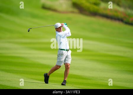 Bangkok, Thaïlande. 01 mars 2025. Gianfranco Zola a vu de l'action lors de son match de fourballs le premier jour du tournoi Reignwood Icons of Football à Bangkok au Robinswood Golf Club. Crédit : SOPA images Limited/Alamy Live News Banque D'Images