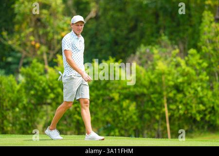 Bangkok, Thaïlande. 01 mars 2025. Diego Forlan a vu de l'action lors de son match de quatre balles le premier jour du tournoi Reignwood Icons of Football à Bangkok au Robinswood Golf Club. Crédit : SOPA images Limited/Alamy Live News Banque D'Images