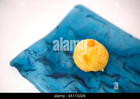 Croquettes de crabe bleu aux crevettes et une touche de sauce romesco au restaurant L'Algadir dans le delta de l'Èbre (Tarragone, Catalogne, Espagne) Banque D'Images