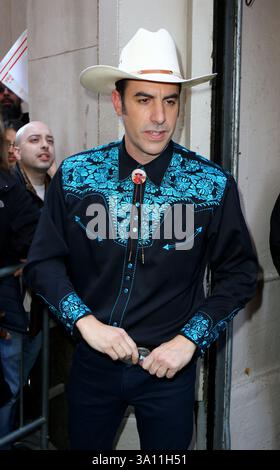 L'acteur Sacha Baron Cohen portait une tenue de cow-boy alors qu'il faisait une apparition à AOL Build le 9 mars 2016 à New York Banque D'Images