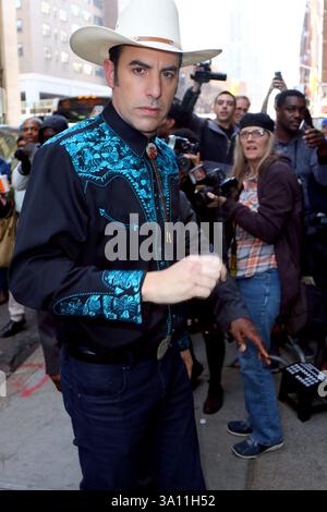L'acteur Sacha Baron Cohen portait une tenue de cow-boy alors qu'il faisait une apparition à AOL Build le 9 mars 2016 à New York Banque D'Images
