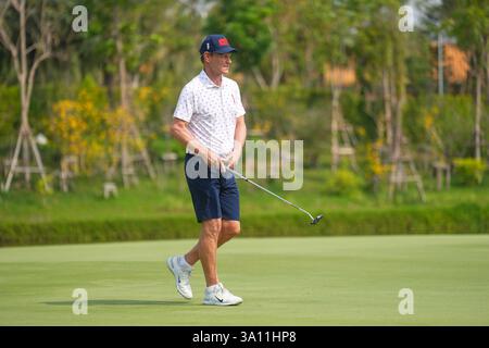 Bangkok, Thaïlande. 01 mars 2025. Teddy Sheringham a vu de l'action lors du match de fourballs le premier jour du tournoi Reignwood Icons of Football à Bangkok au Robinswood Golf Club. (Photo par Amphol Thongmueangluang/SOPA images/SIPA USA) crédit : SIPA USA/Alamy Live News Banque D'Images