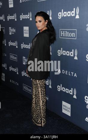 Demi Lovato honoré arrivant à la 27e cérémonie annuelle des GLAAD Media Awards au Beverly Hilton Hotel le 2 avril 2016 à Beverly Hills, Californie Banque D'Images
