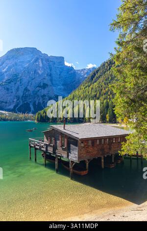 Vue sur le lac de Braies en saison d'automne. Europe, Italie, Tyrol du Sud, vallée de Braies, province de Bolzano, municipalité de Braies. Banque D'Images