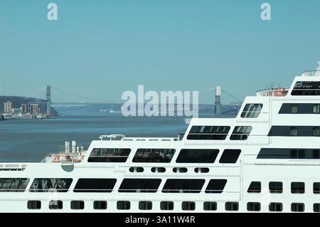 Un bateau de croisière sur le fleuve Hudson à New York avec le pont George Washington en arrière-plan. Le pont enjambe la rivière, reliant Manhattan an Banque D'Images