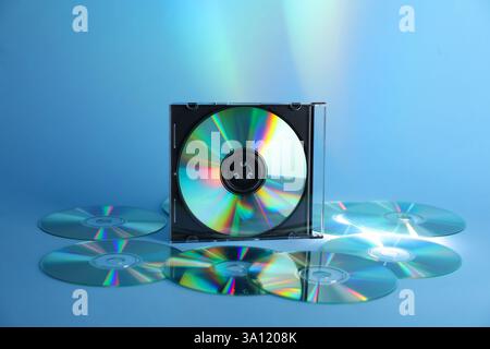 Beaucoup de disques compacts sur fond bleu clair Banque D'Images