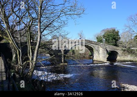 Le vieux pont, la rivière Wharfe, au soleil de printemps Ilkley Yorkshire Banque D'Images
