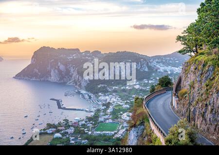 Anacapri, Capri, Italie : route côtière pittoresque au coucher du soleil. Banque D'Images