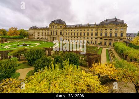 Wurzburg, Allemagne - 08 octobre 2024 : vue sur le palais de la résidence et son jardin, à Wurzburg, Bavière, Allemagne Banque D'Images