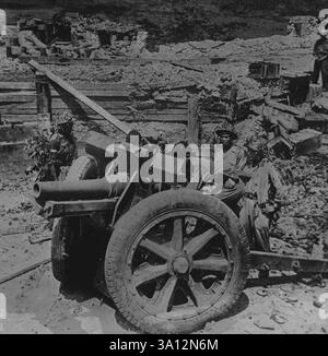 Guerre en Indo-ChinaPhotographie aérienne via Pékin. Les troupes du Viet Minh avec des canons de campagne légers français capturés et d'autres équipements dans la région de Tongkin. 23 avril 1951. (Photo de Camera Press). Banque D'Images