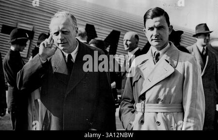 Ribbentrop et Herr Bohle arrivent pour le Festival nazi de Londres - Herr von Ribbentrop et Herr Ernst Bohle photographiés à leur arrivée à l'aérodrome de Croydon. Herr von Ribbentrop, ambassadeur Ferman, et Herr Ernst Bohle, leader britannique de l'Organisation étrangère du parti nazi, se sont envolés pour Londres aujourd'hui pour assister à la réunion de demain des nazis allemands sur le festival de la récolte à Londres, au Porschester Hall, Bayswater. 30 septembre 1937. (Photo Keystone). Banque D'Images